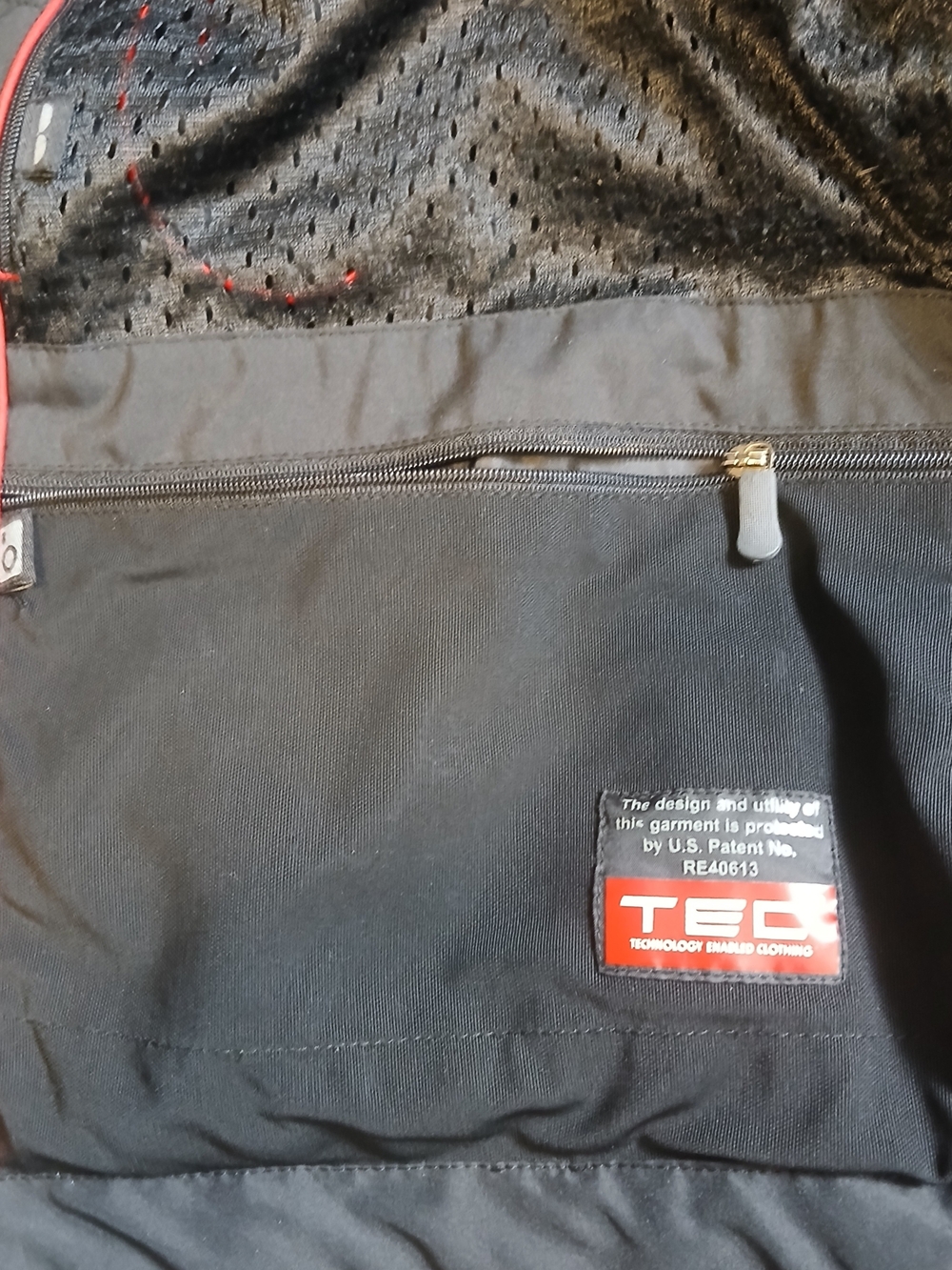 black SCOTTeVEST utility travel vest featuring a full-zip front READ - Picture 8 of 10